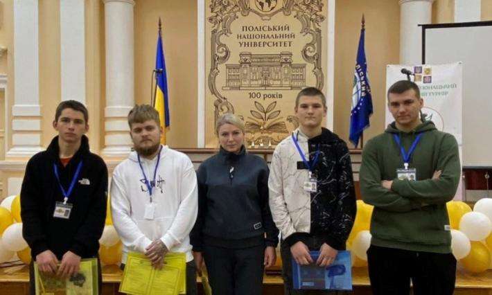 02 грудня 2023 року команда студентів ВСП ЖДАФК НТУ взяла участь у фіналі обласного етапу “Молодіжні дебати”.