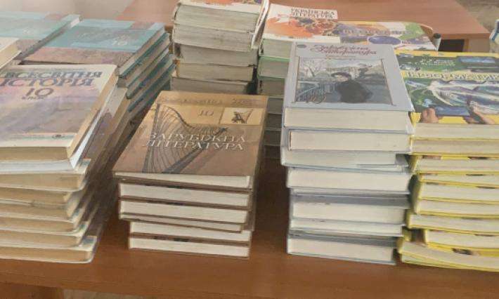 Бібліотека ВСП ЖАДФК НТУ почала видачу комплектів літератури для першокурсників