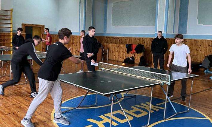 Спортивний дух незламності: Першокурсники коледжу визначили кращих тенісистів до Дня захисників