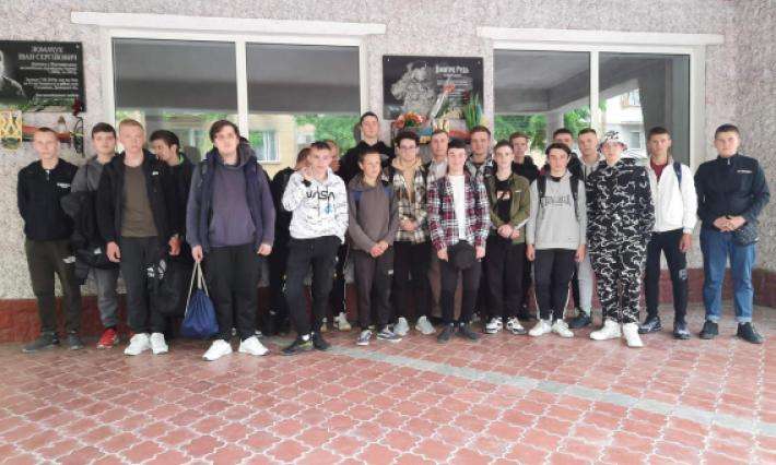 Студенти групи 1Р-1128 організували і провели реквієм-мітинг біля пам"ятної дошки загиблого студента-воїна ДМИТРА РУДЯ