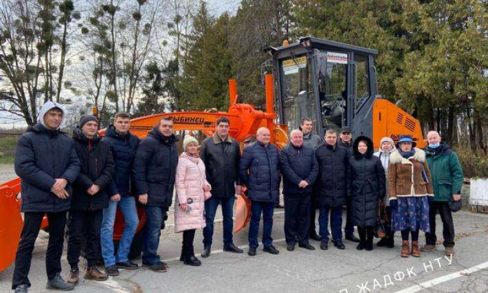 Сучасний автогрейдер DM-14.1 «Рибинець» отримали в подарунок коледж  до 90річчя  від групи компаній «Автострада»