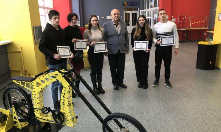  Вручення сертифікатів ХV МІЖНАРОДНА НАУКОВО-ПРАКТИЧНА КОНФЕРЕНЦІЯ «СУЧАСНІ ТЕХНОЛОГІЇ ТА ПЕРСПЕКТИВИ РОЗВИТКУ АВТОМОБІЛЬНОГО ТРАНСПОРТУ».